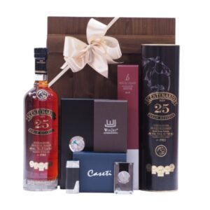 Rum és szivar rusztikus fadobozban